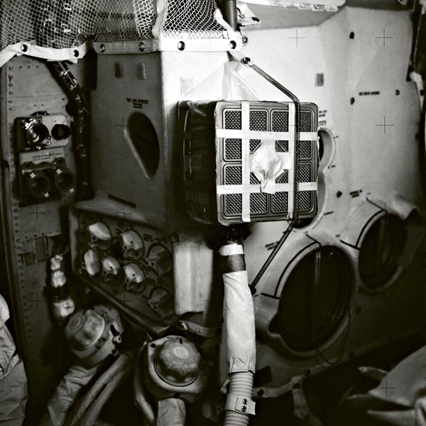 “休斯頓，我們這里遇到麻煩了。”事實(shí)上，“阿波羅13號(hào)”宇宙飛船遇到了諸多危急難題。
 宇航員們逃離受損的指揮艙，撤離到小型“水瓶座”號(hào)登月艙以節(jié)省電力，制造出一個(gè)臨時(shí)過(guò)濾器用以吸收濃度過(guò)高的二氧化碳。
