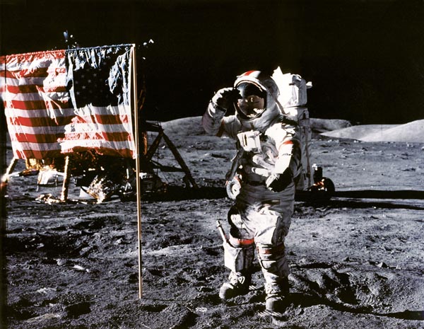 在月球上，尤金·塞爾南（Eugene Cernan）站在美國國旗的旁邊